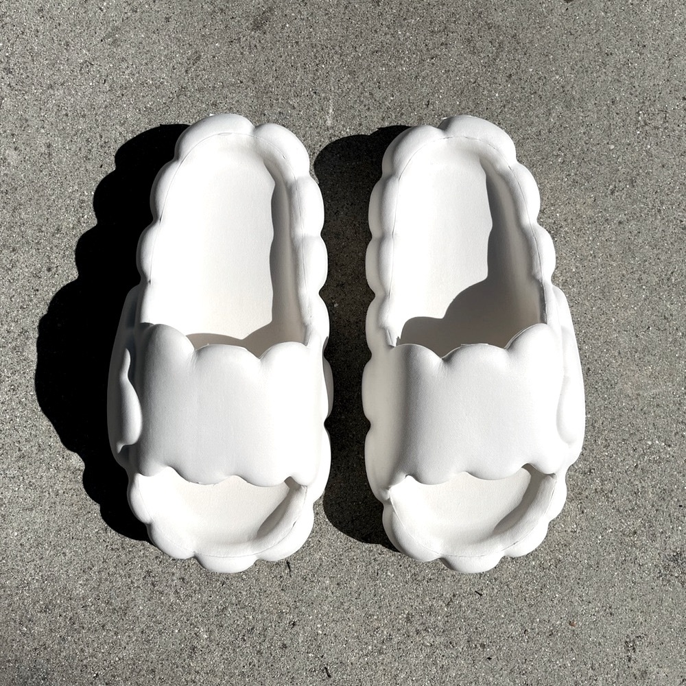 NWOT Cloud Slides in White fits 8 8.5 (EU 38-39) Sandals Slippers - Picture 2 of 5